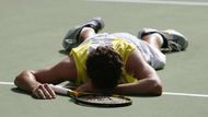 Kanadský tenista Frank Dancevic leží na kurtu během zápasu s Australanem Lleytonem Hewittem.