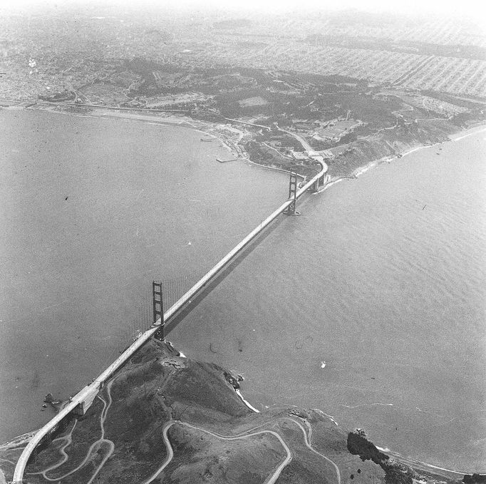 Letecký záběr na visutý most Golden Gate Bridge u San Francisca v Kalifornii v USA. Snímek z roku 60. let 20. století.