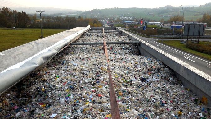 Celníci zadrželi 17 vozidel převážejících 410 tun odpadu, převážně směsi plastu a komunálního odpadu.