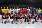 Čeští hokejoví reprezentanti se sešli před Karjala Cupem k prvnímu tréninku. Na následujících fotografiích se můžete podívat do zákulisí takového tréninku.
