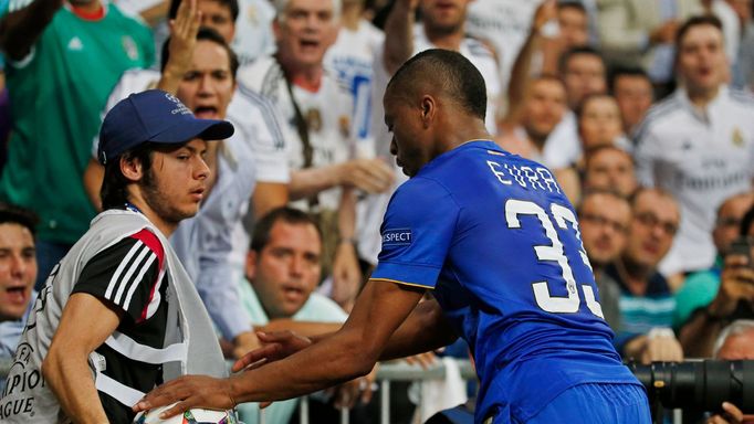 Patrice Evra vs. podavač míčů na Realu