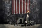 K protestům v USA se vyjádřil i Banksy. Na Instagramu odhalil obraz s hořící vlajkou