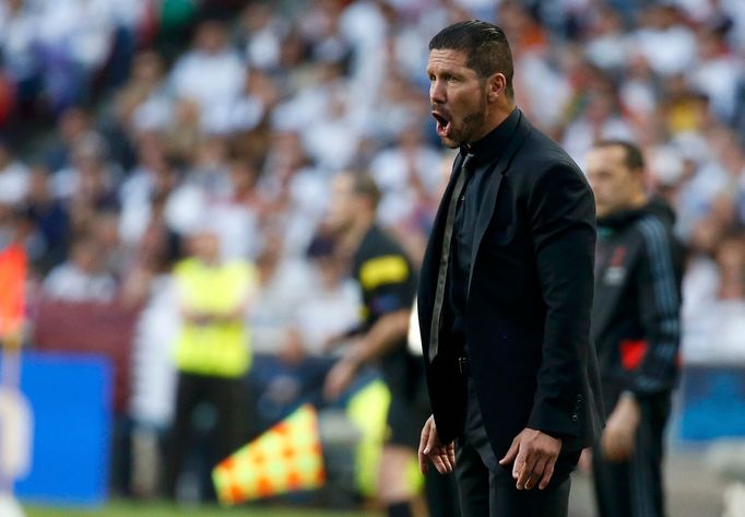 Atletico Madrid's coach Diego Simeone shouts during his team's Champions League final soccer match against Real Madrid at the Luz stadium in Lisbon May 24, 2014. REUTERS/