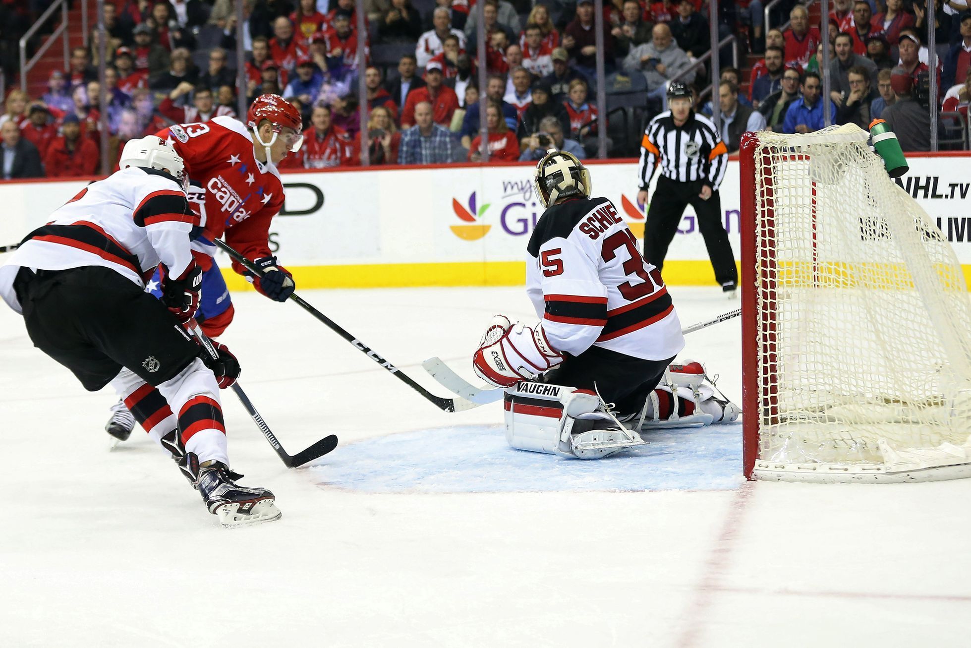 NHL: New Jersey Devils vs. Washington Capitals (Jakub Vrána, Cory Schneider)