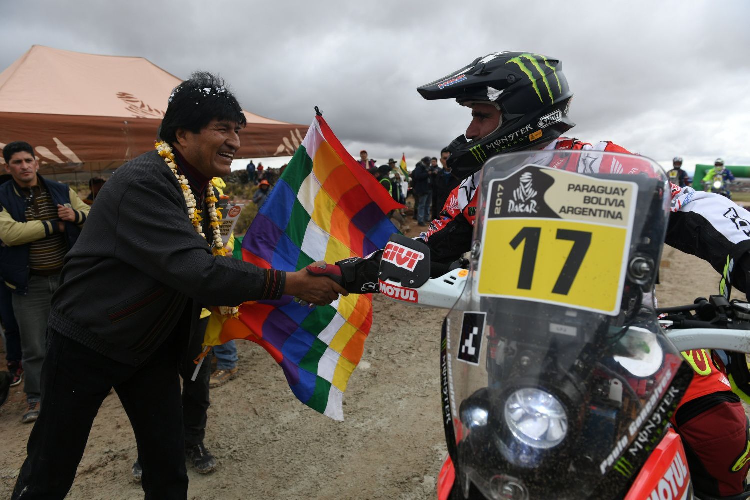 Rallye Dakar 2017, 7. etapa: bolivijský prezident Evo Morales a Paulo Goncalves