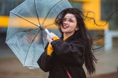 Tropy se budou střídat s ochlazením a přeháňkami, pršet má i o víkendu