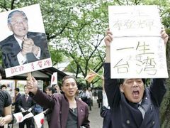Příznivci Li Teng-chueje před svatyní Jasukuni provolávali hesla jako "Banzai" a "Tchajwan až navěky"