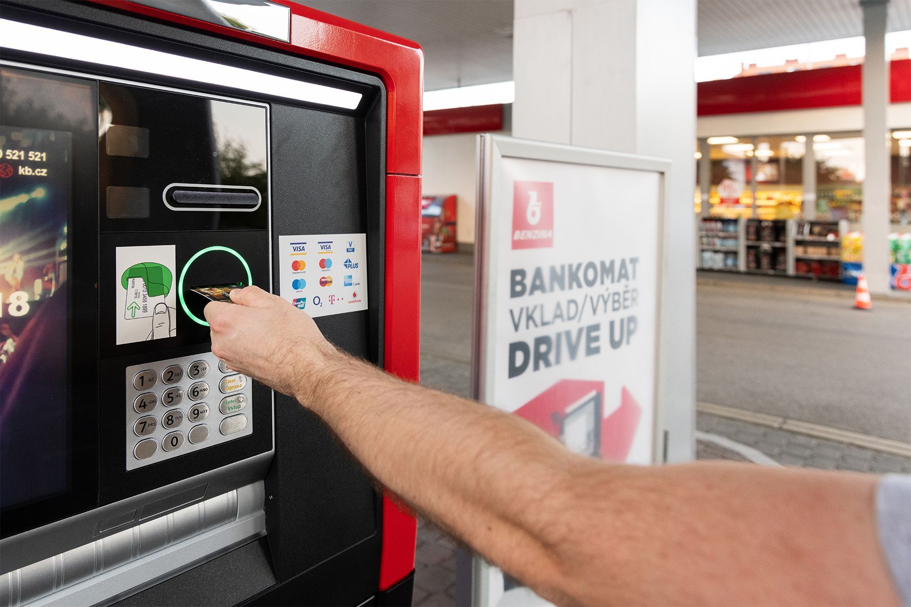Drive-up bankomat Benzina