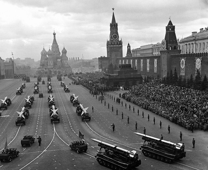 Vojenská přehlídka na Rudém náměstí v Moskvě ke Dni vítězství. Rok 1961