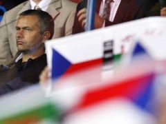 Kouč Petra Čecha z londýnské Chelsea Jose Mourinho v hledišti před zápasem Česko - Wales v Teplicích.
