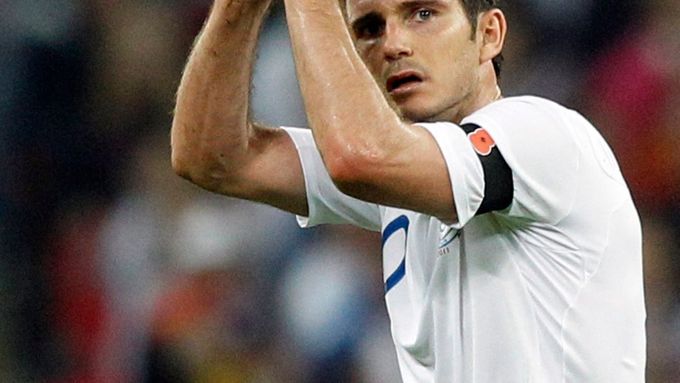 Frank Lampard sklízí aplaus od anglických diváků poté, co zařídil výhru nad Španělskem.