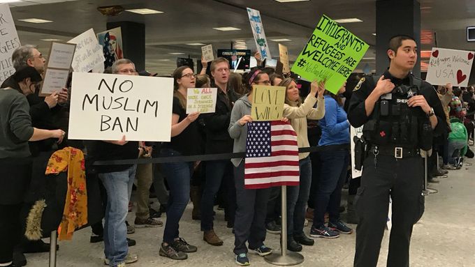 Protesty proti Trumpovi a jeho antiimigračnímu dekretu, Dullesovo letiště ve Washingtonu, leden 2017.