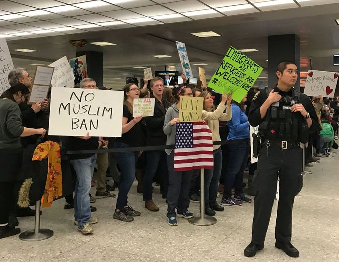 Protesty proti Trumpovi a jeho antiimigračnímu dekretu, Dullesovo letiště ve Washingtonu, leden 2017.