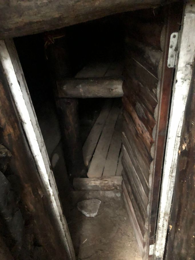 Dřevěné postele v bunkru litevských bojovníků bojujících proti sovětské nadvládě.