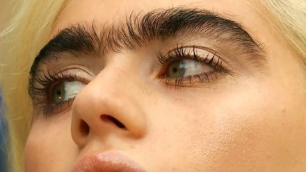 Bujné obočí. Modelka si ho pěstuje navzdory časté kritice