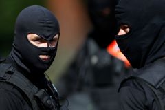 Belgičtí policisté zadrželi čtyři lidi. Dva z nich následně obvinila z teroristické činnosti