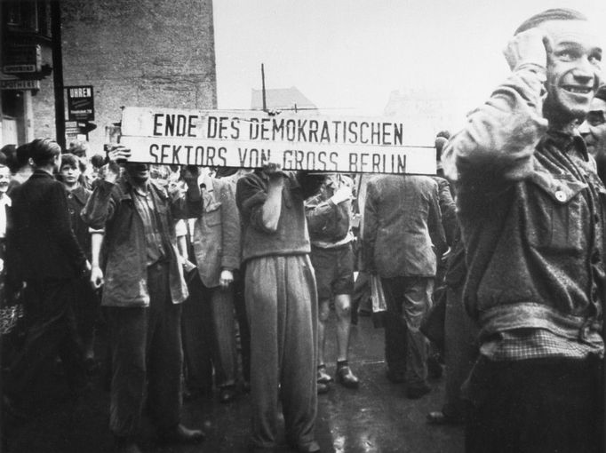 Demonstranti s ukradeným hraničním znakem.. Záběr z povstání 17. června 1953 ve Východním Berlíně.