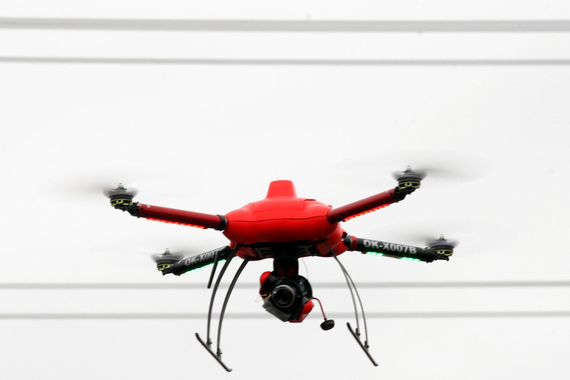 Drony hlídají stožáry vysokého napětí