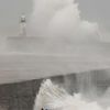 Lidé pozorují velké vlny způsobené orkánem Ciara, které zasáhly nábřeží a zeď v Newhavenu