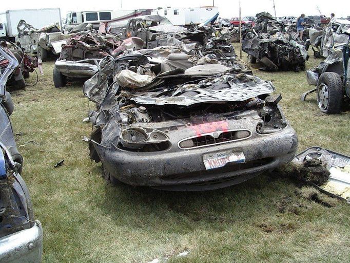 Motor vehicles do not provide a safe haven in a tornado. Illinois, Roanoke. 2004 July 13.