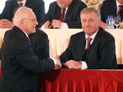Incumbent Václav Klaus shaking PM Miroslav Topolánek´s hand
