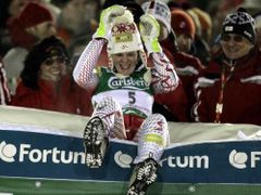 Šťastná Nicole Hospová z Rakouska slaví titul mistryně světa v obřím slalomu.
