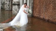 Jamaica Aguilar kráčí do kostela, voda všude kolem, ale ona je rozhodnutá. Věděla, že to nebude jednoduché, ale svatbu nechtěla kvůli dešti rušit. Říkala si, co je důležitější než láska a rodina?