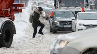 Sníh a ledovka komplikují situaci na silnicích a dálnicích, kde se tvoří i několikahodinové kolony. Takto to například vypadá v Kyjevě.