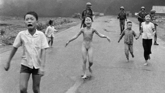 Jeden z nejslavnějších válečných snímků historie vznikl během války ve Vietnamu. Dívka popálená napalmem se jmenuje Kim Phuc a stala se z ní mírová aktivistka.
