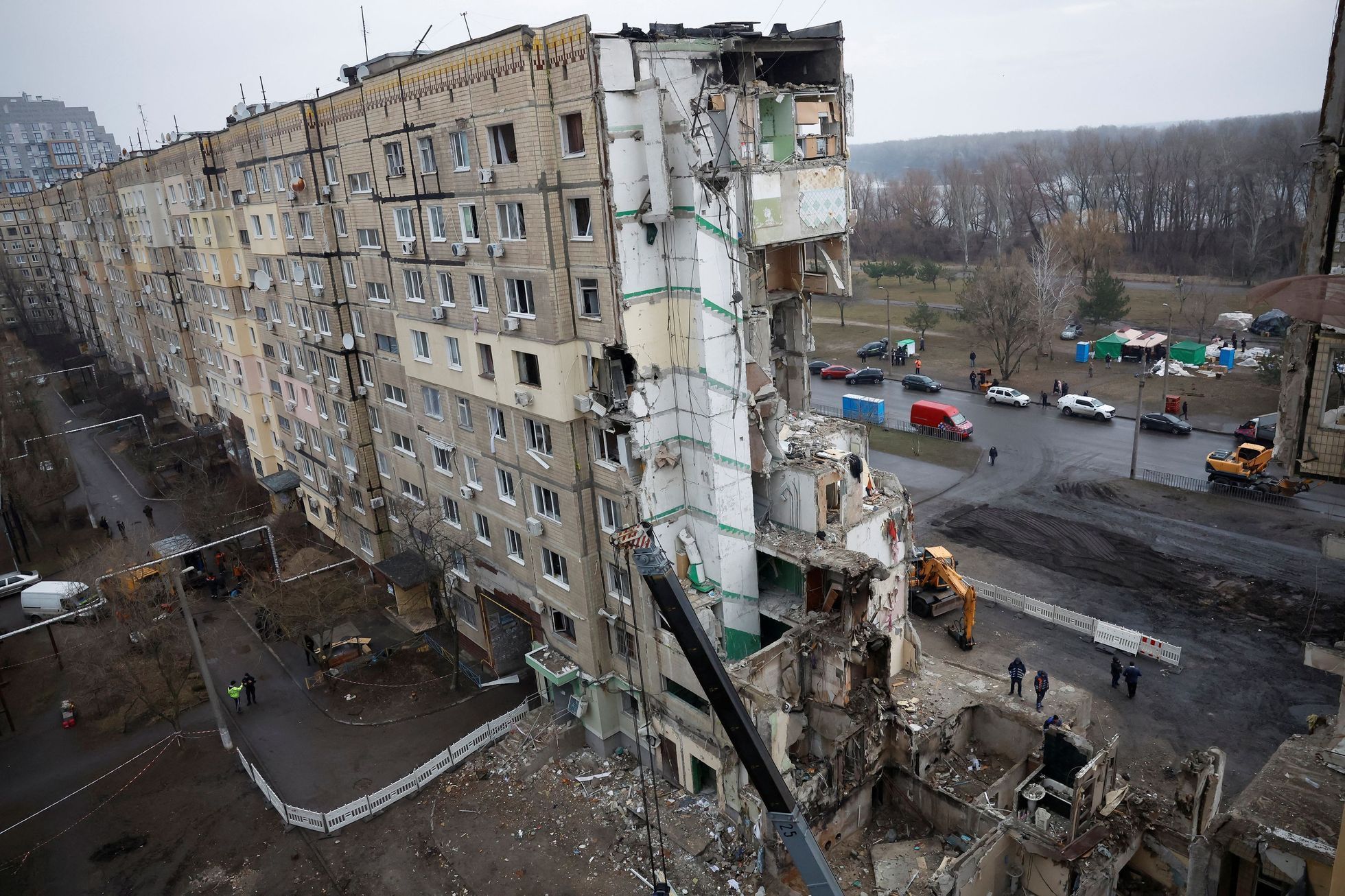 Pohled na dům v Dnipru, který v sobota zasáhla ruská raketa. V troskách zahynulo 44 lidí.