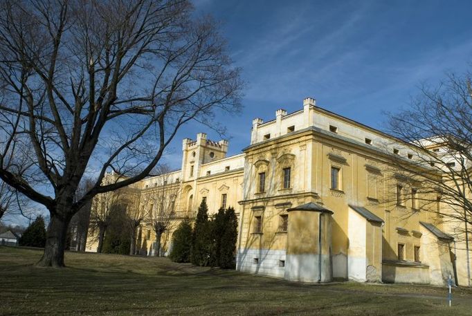 Nezbývá než počkat, jak se postarají noví majitelé. Všichni očekávají, že prodávat se bude dál. Jaká bude vyvolávací cena tentokrát?