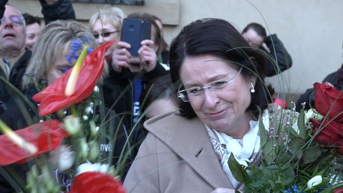 Desítky lidí přinesly poslankyni ODS Miroslavě Němcové květiny. Bylo to poděkování za její odchod ze sálu při inauguračním projevu prezidenta.
