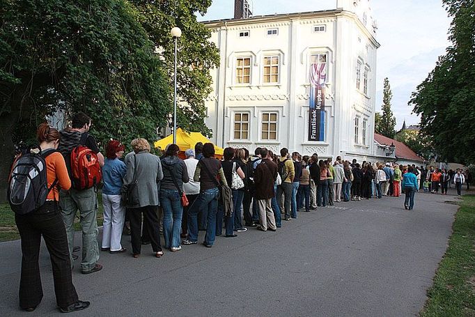 Fronta na Františka Kupku na pražské Kampě