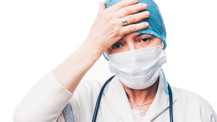 Praktikům chybí respirátory, zavírají ordinace. Není to riziko? Ptejte se jejich šéfa