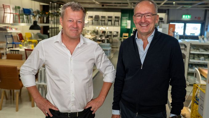 Odcházející generální ředitel Ingka Group Jesper Brodin a nastupující generální ředitel Juvencio Maeztu pózují ve skladu Ikea v Malmö ve Švédsku.