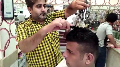 VIDEO: Jako sekačka. Holič Ali stříhá 15 nůžkami najednou