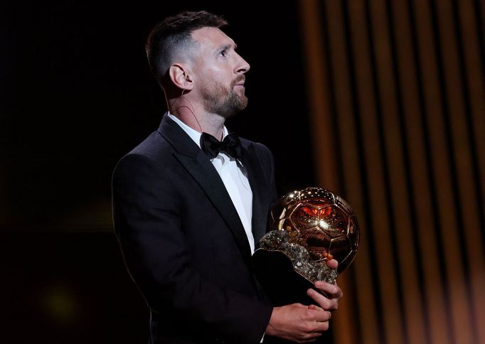 Soccer Football - 2023 Ballon d'Or - Chatelet Theatre, Paris, France - October 30, 2023 Inter Miami's Lionel Messi with the men's Ballon d'Or REUTERS/Stephanie Lecocq