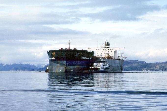 Ropný tanker Exxon Valdez v zálivu Prince Williama na Aljašce, rok 1989