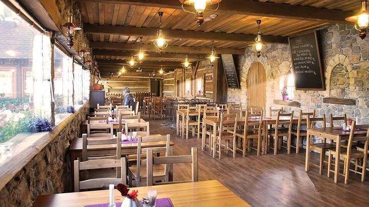 Restaurace zvala demonstranty na lososa i vepřové koleno, otevřeno má přes zákaz dál