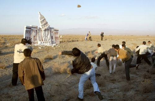 Íránci házejí kameny na maketu Bílého domu