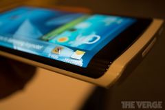 Samsung předvedl prohnuté televize i telefon a 3D foťák
