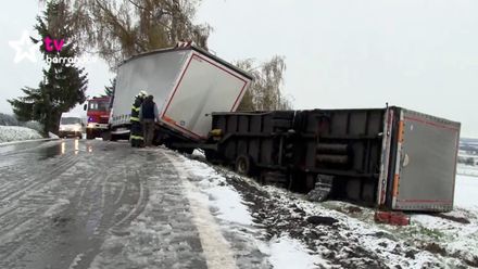 Nehody kamionů a popadané stromy. Žďársko zasáhla sněhová kalamita