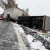 Sněhová kalamita na Žďársku. Kamiony skončily v příkopu