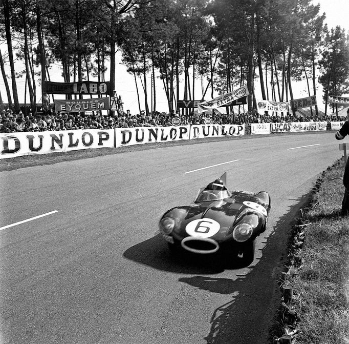 Tragédie na automobilové závodě Le Mans si v roce 1955 vyžádala 83 lidských životů.