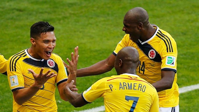 Teófilo Gutiérrez (vlevo) se raduje z druhého gólu Kolumbujců společně se střelcem prvního gólu Pablem Armerem and Victorem Ibarbem.