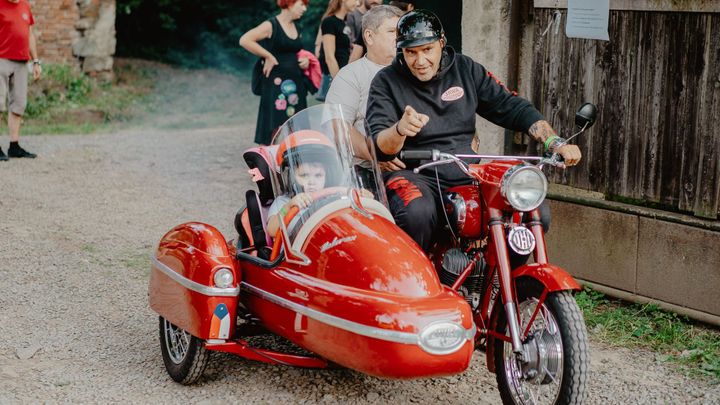 Jawa 350 "konopnice" a Zdeněk Troška. Majitelé sexy stroje z vesnice měli první sraz; Zdroj foto: Tomáš Javorek