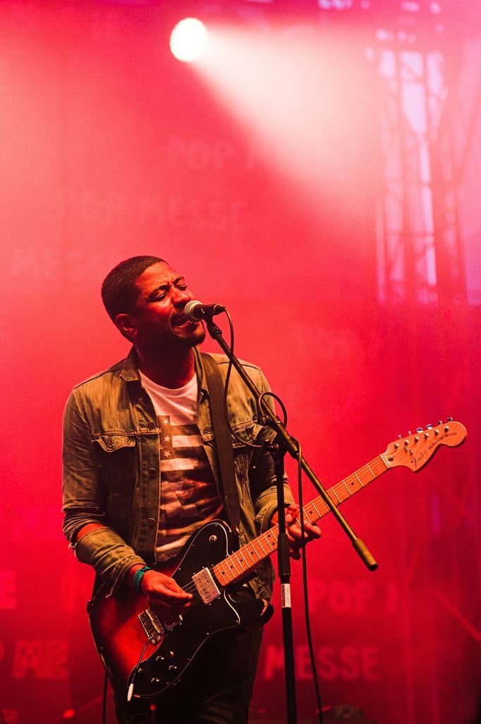 Snímek z vystoupení kapely Algiers.