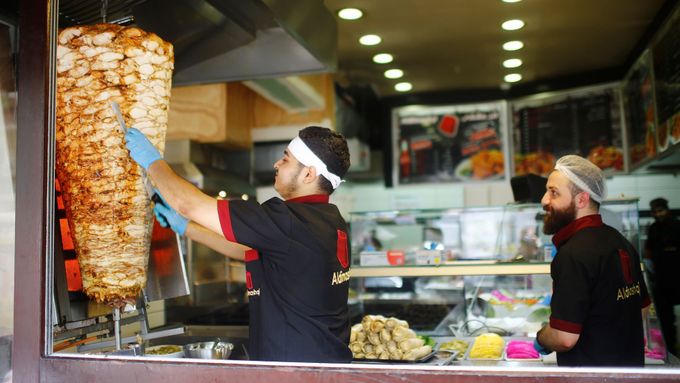 Arabští obchodníci s kebabem.