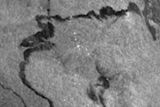 Jen o pár měsíců později, v listopadu 2002, poslal Envisat na Zemi tento snímek ropné skvrny poblíž španělských břehů. Pořídil ho pomocí ASAR (Advanced Synthetic Aperture Radar), radaru, který uměl krom detekce ropy v moři zaznamenat i vertikální pohyb pevniny v řádu milimetrů.