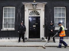 Před číslem 10 v Downing Street se uklízí, bude ale muset Brown premiérské sídlo vyklidit?